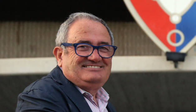 Apretón de manos entre Enrique Martín Monreal y Luis Sabalza, ayer en El Sadar a las 21.15, antes de iniciar su encuentro para tratar la renovación.