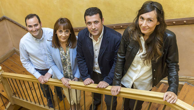 Los ponentes de la charla “Historia de mis grandes fracasos” posaron en la escalera de la sede de Diario de Navarra en Zapatería. Desde la izquierda: Javier Ábrego, Jesusa García, Ramón Sola y Ascen Cruchaga.