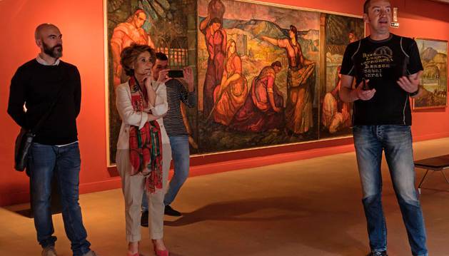 Pedro Irulegui (dcha.) explica su obra en compañía de Camino Paredes y Andrés Beraza (izda.).