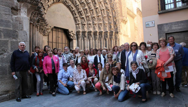El grupo de miembros de los clubes de lectura de la Hoya de Huesca posa ante la Puerta del Juicio de la Catedral de Tudela.