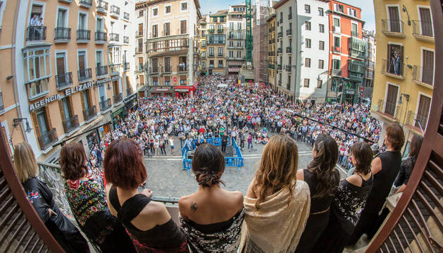 La vista del público que tuvieron las sopranos del coro desde el balcón del primer piso de la fachada del Ayuntamiento.