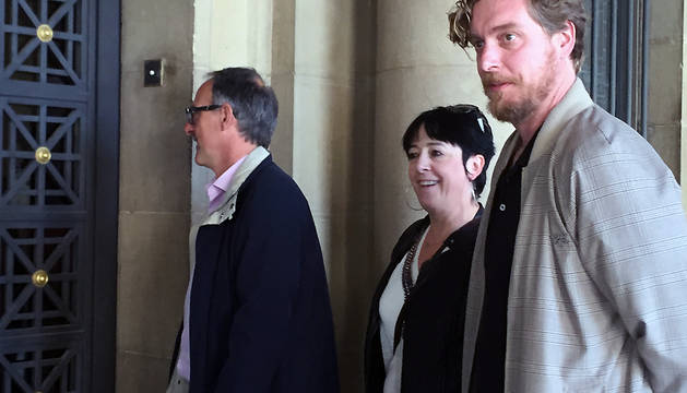 Adolfo Araiz, Asun Fernández de Garaialde y Maiorga Ramírez, de EH Bildu, a su llegada al Palacio de Navarra.