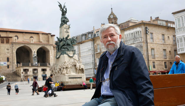 Florencio Domínguez Iribarren enla plaza de la Virgen Blanca de Vitoria, ciudad en la que se construye el Centro Memorial de las Víctimas del Terrrorismo.