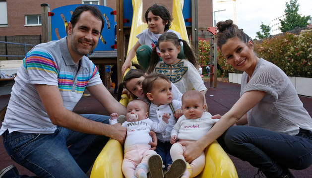 Los pamploneses Aritz Seminario Ilundáin (39 años) y Estefanía Unzu Ripoll (31) con sus seis hijos -Aimar (10), Irati (6), Laia (5), Julen (2) y las mellizas Anne y Eider (4 meses)-, en los columpios del edificio en el que residen en el Soto de Lezkairu,