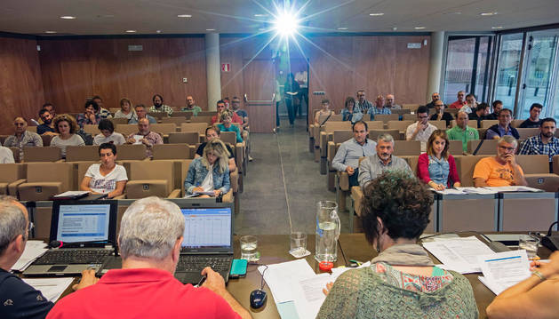 Socios de la Mancomunidad frente a la mesa en la que se sentaron los miembros de la directiva.