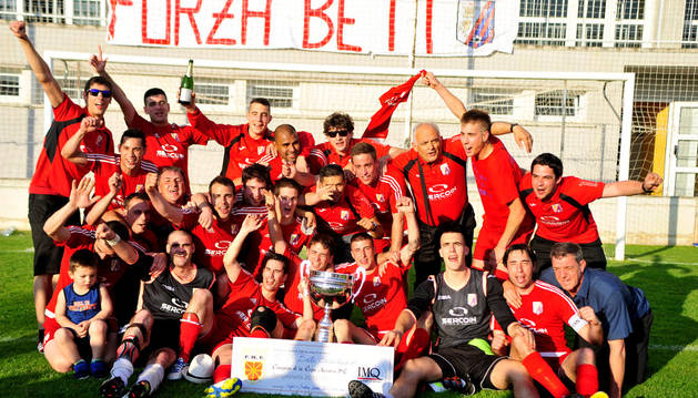 La plantilla del Beti Casedano celebra el título de Copa a pie de campo con sus aficionados.