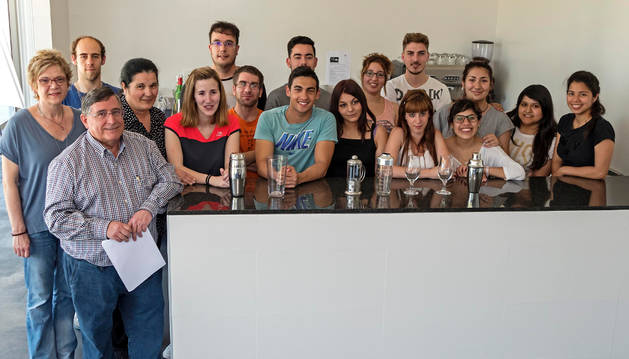 Los alumnos de la escuela taller de Estella, ayer durante la presentación del inicio del proyecto, junto al concejal de Industria Ricardo Gómez de Segura y personal de la escuela.