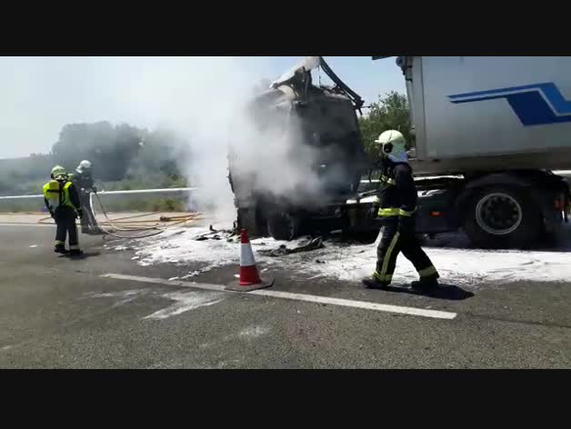 Los bomberos sofocan las llaman de un camión en la AP-15