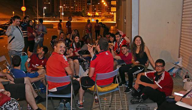 Buen ambiente entre el casi medio centenar de aficionados que se dieron cita ayer en El Sadar para conseguir una entrada.