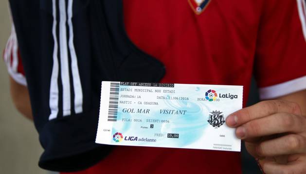 Una de las primeras personas que adquirió una entrada de las 270 que estaban a la venta la enseña. La marea rojilla ocupará uno de los fondos en el Nou Estadi de Tarragona.