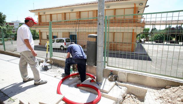 Dos operarios trabajan en el exterior del antiguo colegio Virgen de la Cabeza, que acogerá la comisaría.