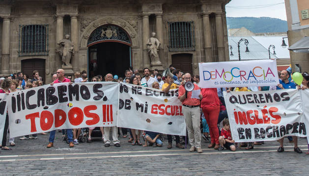 Niños y mayores volvieron a concentrarse ayer por la tarde a las puertas del Ayuntamiento de Pamplona.