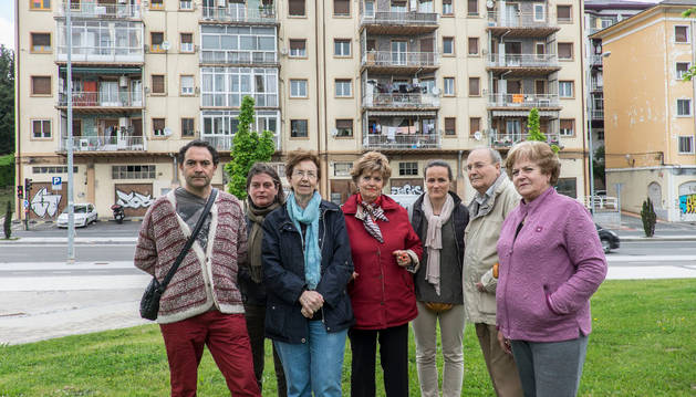 Desde la izquierda, Jaxinto Gómez Viniegra; Yolanda Tofiño Alba; Feli Aróstegui Sánchez; María Amelia Echegoyen Reta; María Guibert Valencia, Patxi González Salvatierra y Teresa Salamanca Uranga. Al fondo, sus pisos.