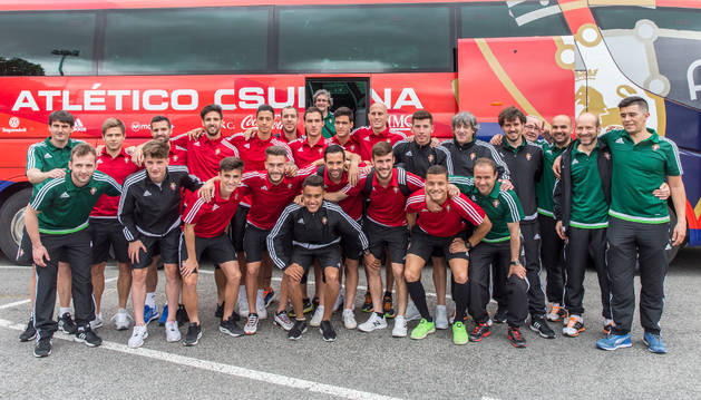 La plantilla de Osasuna posó ante los medios de comunicación instantes antes de montarse en el autobús para salir rumbo a Tarragona, donde hoy se disputará la vuelta de las semifinales del playoff de ascenso.