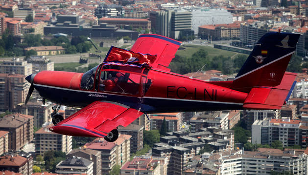 Los pilotos del Real Aeroclub de Navarra, César Santesteban y Ángel Goizueta, sobrevuelan los tejados de Pamplona con una avioneta comprada en Irlanda.
