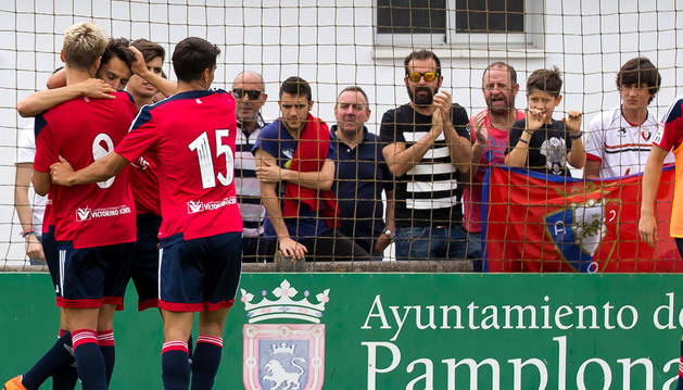 Morillas, Hualde y Jaime abrazan a Carlos Huertas, autor del solitario gol, que dio el pase a Osasuna Promesas ayer en Tajonar.