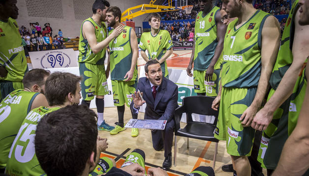 El entrenador Carlos Frade da instrucciones a sus jugadores en el encuentro ante el Coruña.