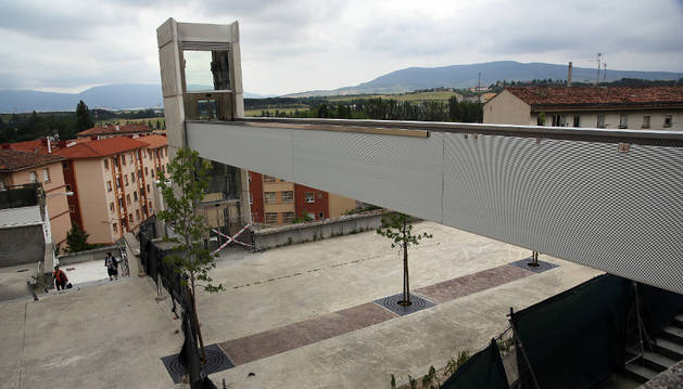 Las obras del ascensor de Echavacoiz, que estaba previsto que concluyeran a final de este mes, están paralizadas y a falta de remates.