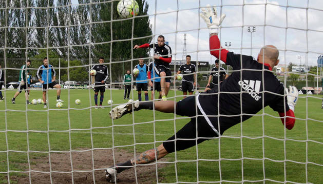 Nauzet se estira para intentar evitar el remate de Urko Vera durante el entrenamiento de ayer en Tajonar.