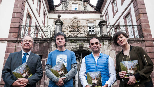 Virgilio Sagüés, Joseba Otondo, Iñaki Martínez de Vírgala y Sara Sánchez delante del Palacio de Arizkunea.