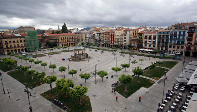 La Plaza del Castillo de Pamplona, que acogerá las salidas y algunos tramos del EDP San Fermín Marathon, puede tener mañana una doble fiesta deportiva si sube Osasuna.