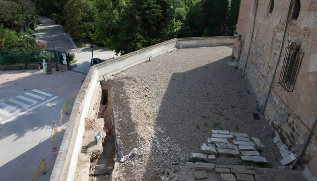 Una imagen de la cata que se ha abierto en la terraza del castillo -abajo se ven las vallas instaladas en la calle como precaución-.