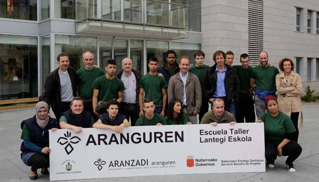 Alumnos y profesores de la escuela taller junto a representantes de la sociedad de ciencias Aranzadi y el alcalde del valle de Aranguren.