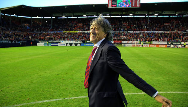 Enrique Martín hace un gesto de alegría durante el partido del miércoles en El Sadar.