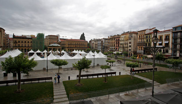 La Plaza del Castillo de Pamplona con los 27 puestos de la feria de artesanía, el kiosko en el centro y las vallas preparadas para la III EDP San Fermín Marathon.