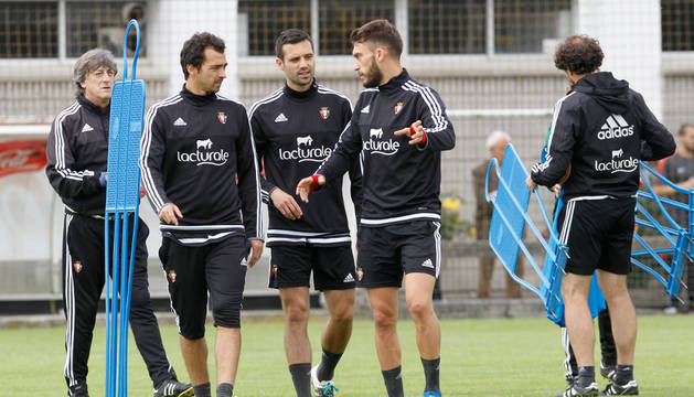 De las Cuevas, Miguel Flaño y Roberto Torres charlan en un momento de la última sesión preparatoria antes de la gran final.