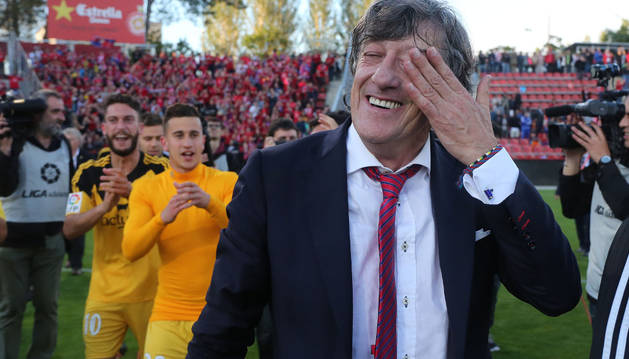 Enrique Martín, emocionado, se seca las lágrimas al salir al césped de Montilivi a celebrarlo.
