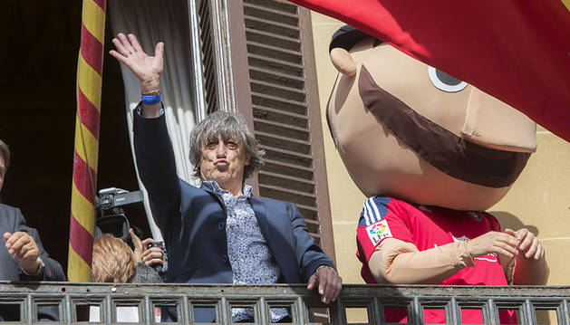 Martín se dirige desde el Palacio de Navarra a los cientos de aficionados que estaban en la calle.