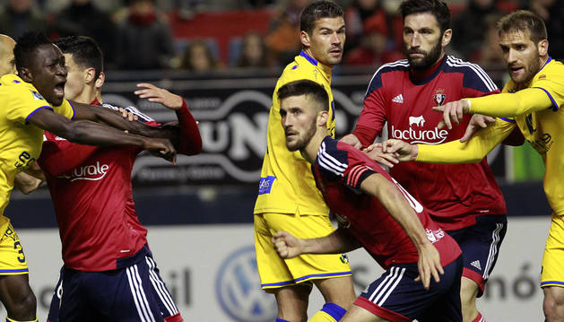 Fausto Tienza, a la derecha de la imagen, en el partido de la primera vuelta del Alcorcón en Pamplona.