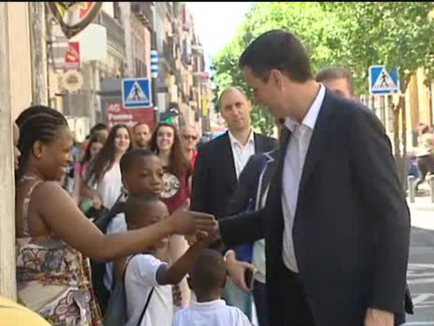 El saludo de Sánchez a un niño negro se hace viral en las redes