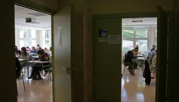 Opositores de euskera realizan las pruebas de la oposición de especialidades de maestro celebradas este domingo en el IES Biurdana.