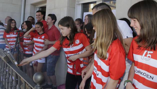 Las campeonas de Fútbol 8 lanzan el chupinazo en Orkoien