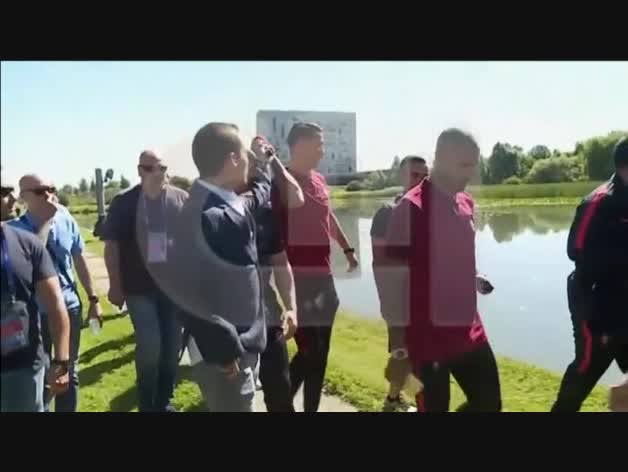 Cristiano Ronaldo quita el micrófono a un periodista y lo tira al agua