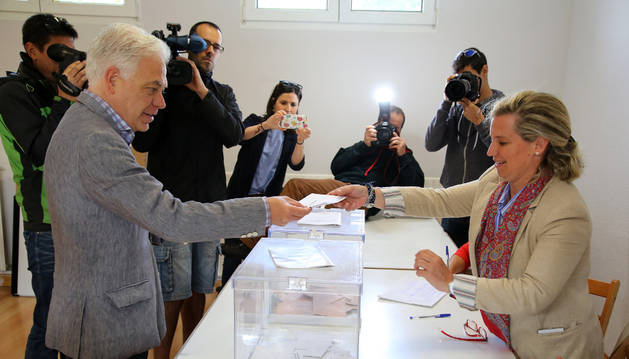 El candidato del PSN al Congreso, Jesús Mari Fernández, votando este domingo.