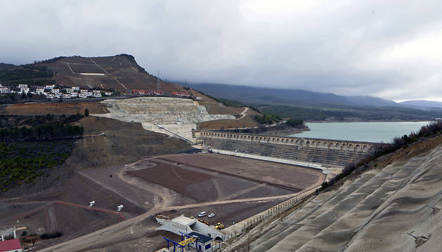 Vista general de las obras del recrecimiento de la presa, a principios de año. Al fondo, la ladera afectada.