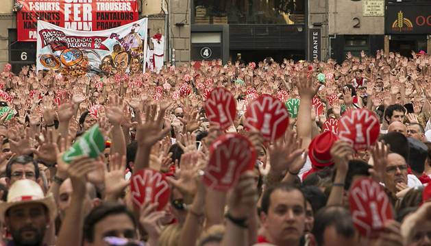 Imagen de la concentración contra las agresiones sexistas celebrada este jueves en la plaza Consistorial de Pamplona.