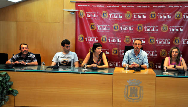 Desde la izda., Demetrio Lacunza, 'Zapato'; el presidente de El Aguazón, Iker Arregi; la concejala de Festejos, Haizea Lizarbe; el alcalde Arturo Goldaracena; y Amaia Arregi, miembro del grupo de danzaris.