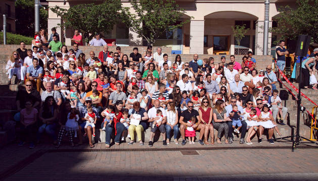 El primer grupo de niños que recibió el pañuelo junto a sus padres, madres o hermanos en la plaza de la Constitución.