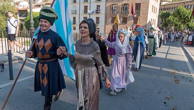 Comerciantes, acompañantes y numerosos colectivos sumaron un cortejo de casi 200 personas.