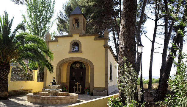 Ermita del Calvario de Funes, con los pinos que se talarán para garantizar la seguridad.