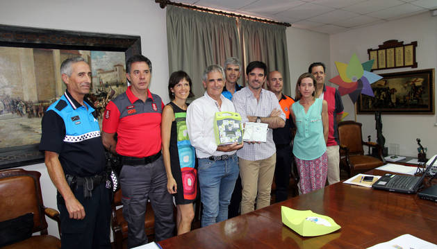 Cuerpos de seguridad y representantes del Ayuntamiento, unidos por una ciudad cardioprotegida.