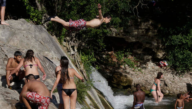 Un centenar de personas acudieron ayer por la tarde a bañarse a la presa de Huarte.