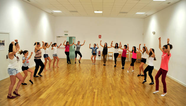 Integrantes del Grupo de Danzas de Tafalla durante uno de los ensayos en el centro cultural Tafalla.