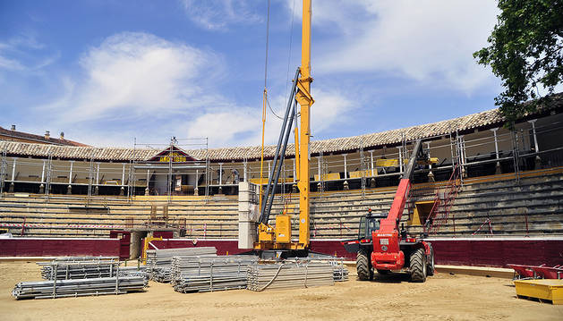 Las obras han consistido en la sustitución de las cubiertas de los palcos. Los trabajos han requerido de un complejo andamiaje que ya ha comenzado a retirarse.
