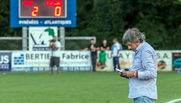 Enrique Martín Monreal escribe en su libreta, durante el partido de ayer en el estadio Ondarraitz de Hendaya.