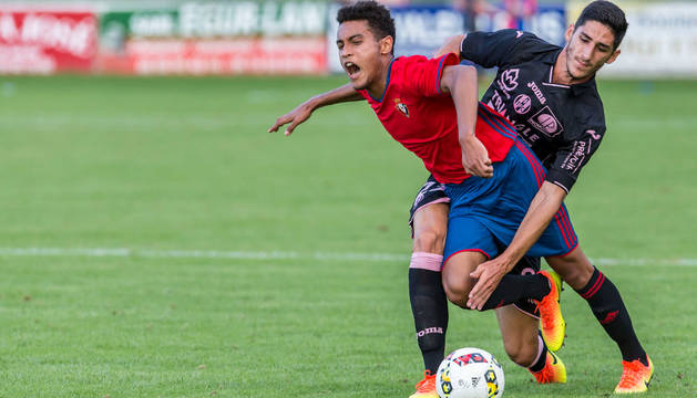 Antonio Otegui, que salió en la segunda mitad junto con nueve canteranos más, trata de zafarse de un jugador del Toulouse en el encuentro amistoso del pasado viernes en Hendaya.